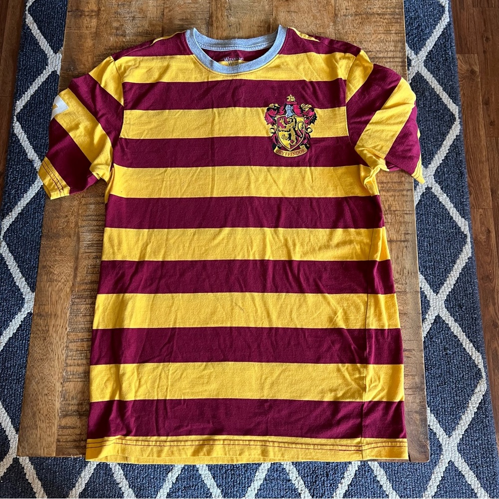 Gryffindor Harry Potter Universal
Studios Adult M Striped T-Shirt
Quidditch"07"